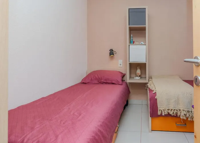 דירה 2 Bedroom Amazing In נין